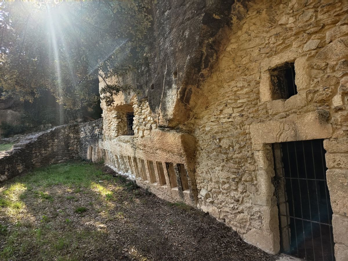 Rangée de niches à abeilles creusées au pied de la paroi